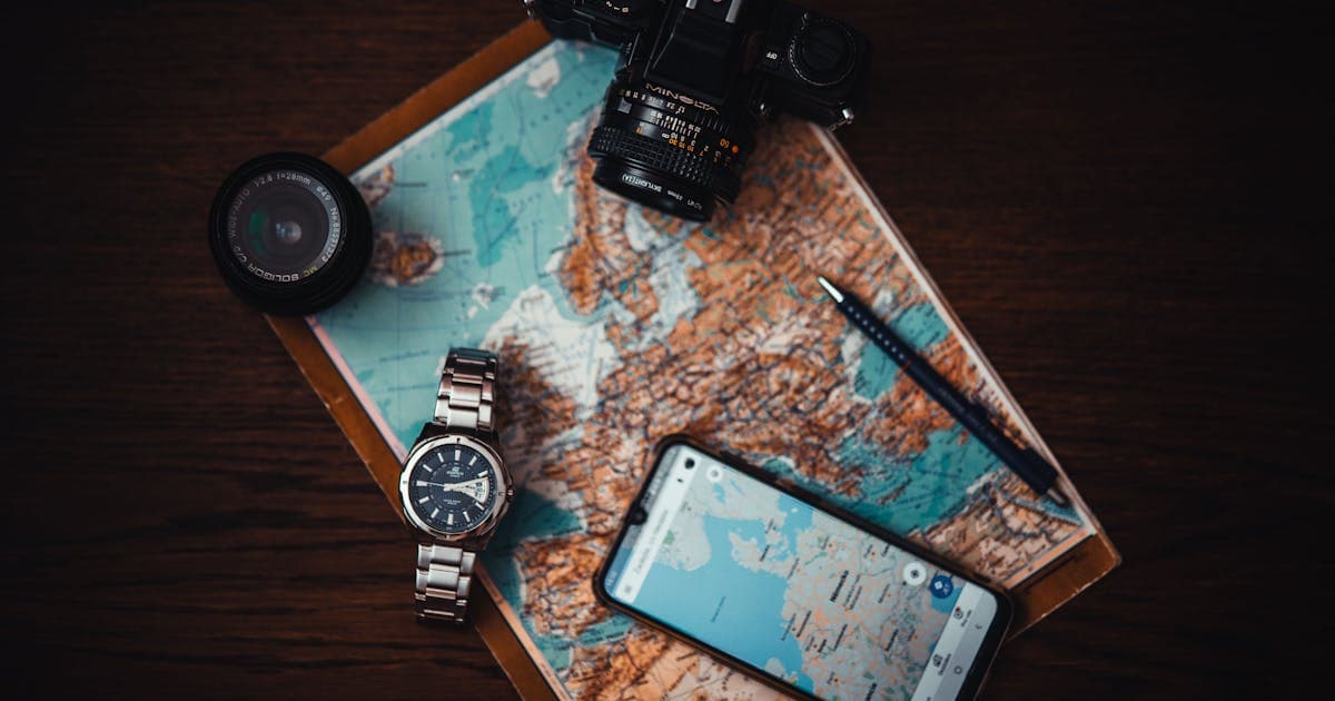 Comparação lado a lado de ferramentas de planejamento de viagens com IA em telas de laptop e celular