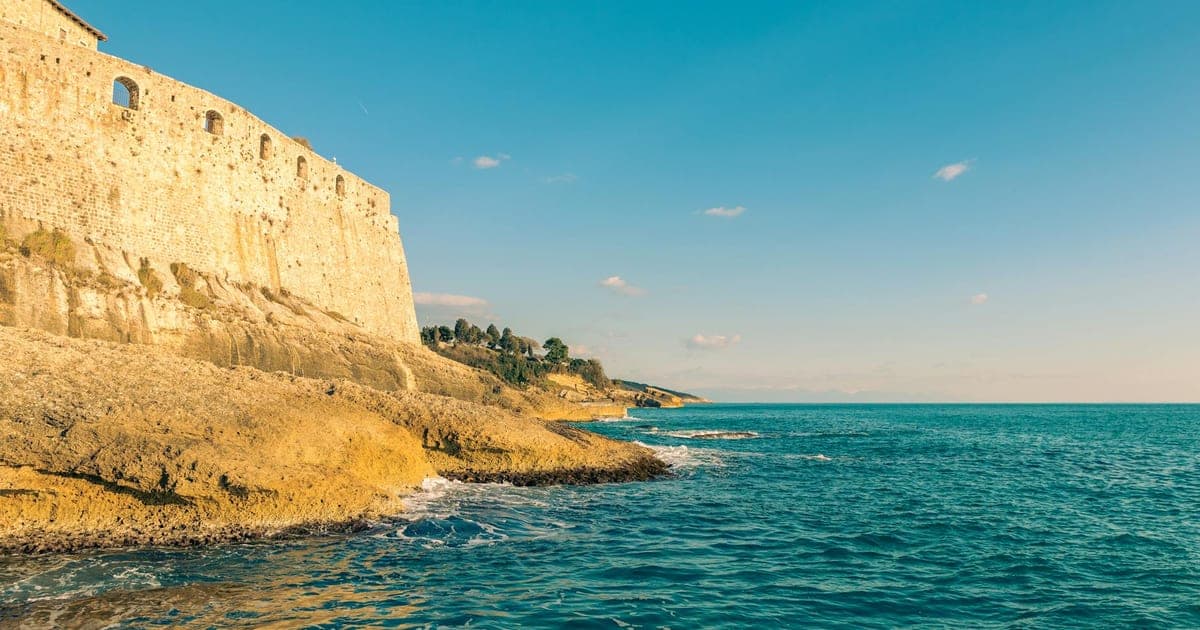 Colagem de praia de verão, montanha alpina e cidade mediterrânea — três estilos de viagem na estação quente