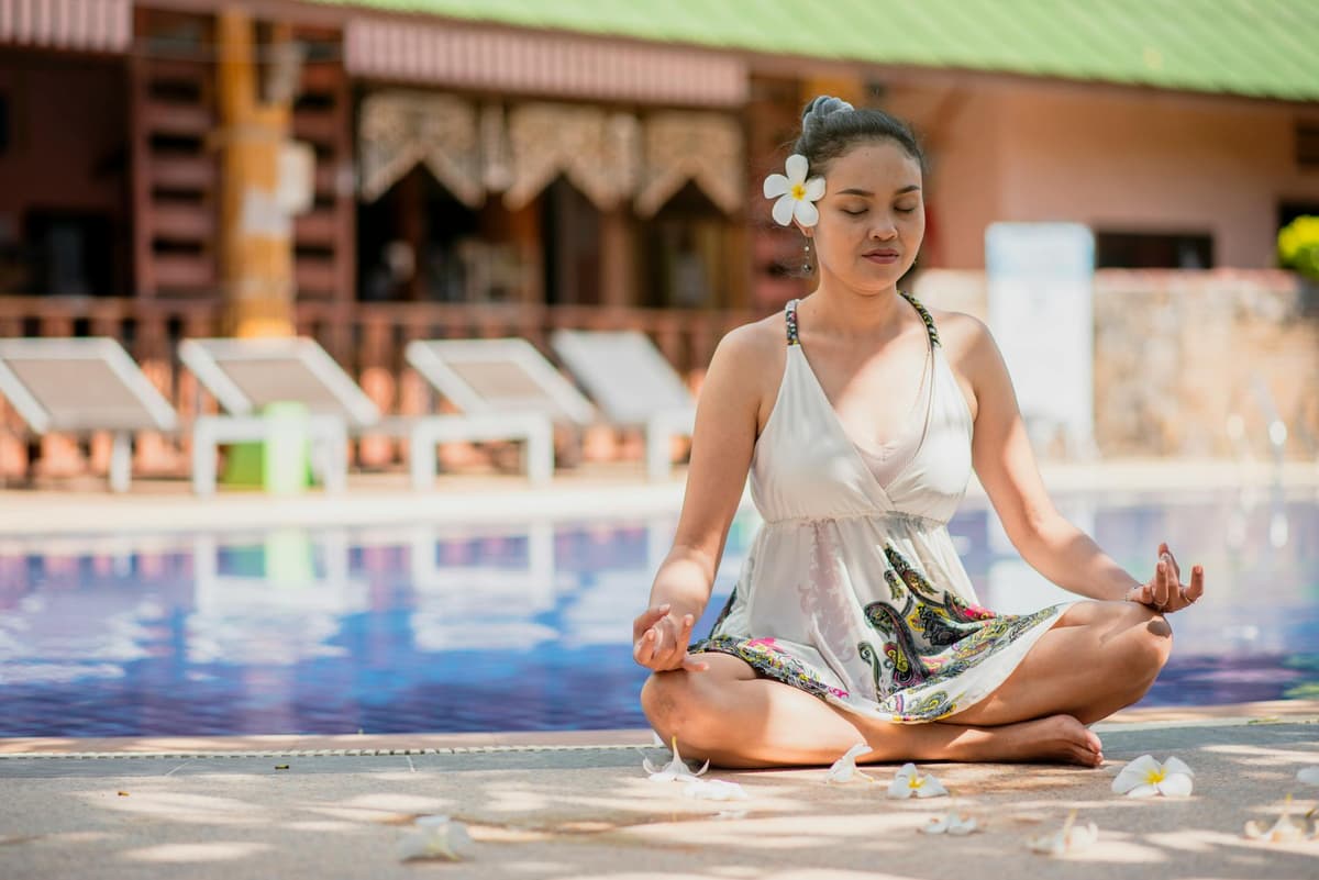 Piscina de borda infinita com vista para a selva tropical em um retiro de bem-estar em Bali
