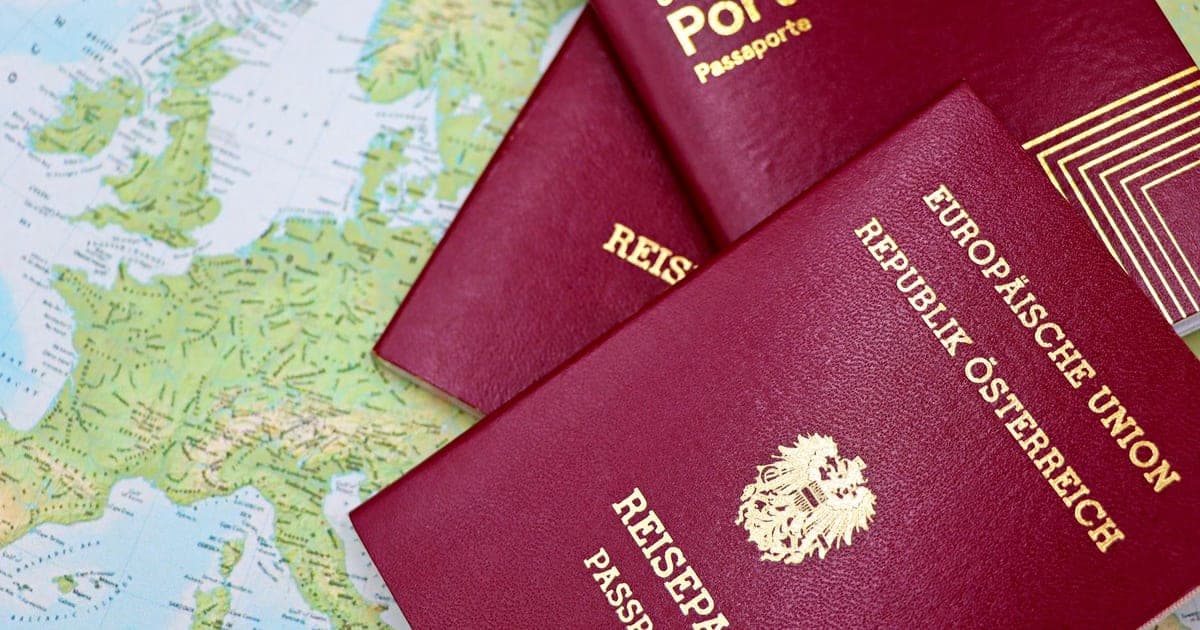 Bandeira da União Europeia com um passaporte e uma tela de autorização de viagem digital