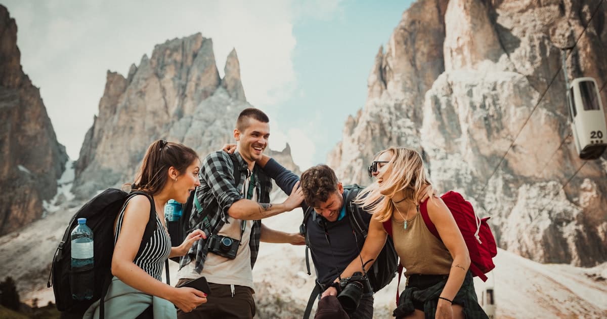 Amigos com cara de frustração enquanto leem um mapa juntos em uma cidade europeia