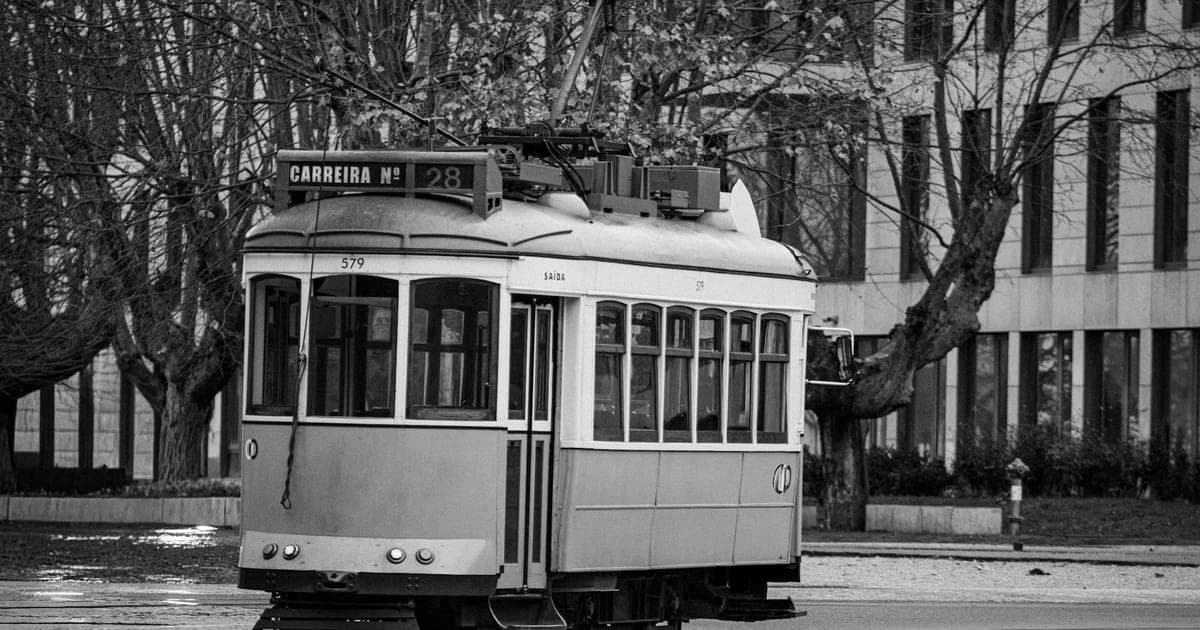 Imagen dividida comparando la colina colorida de Lisboa y el distrito de Ribeira en Oporto junto al río Duero