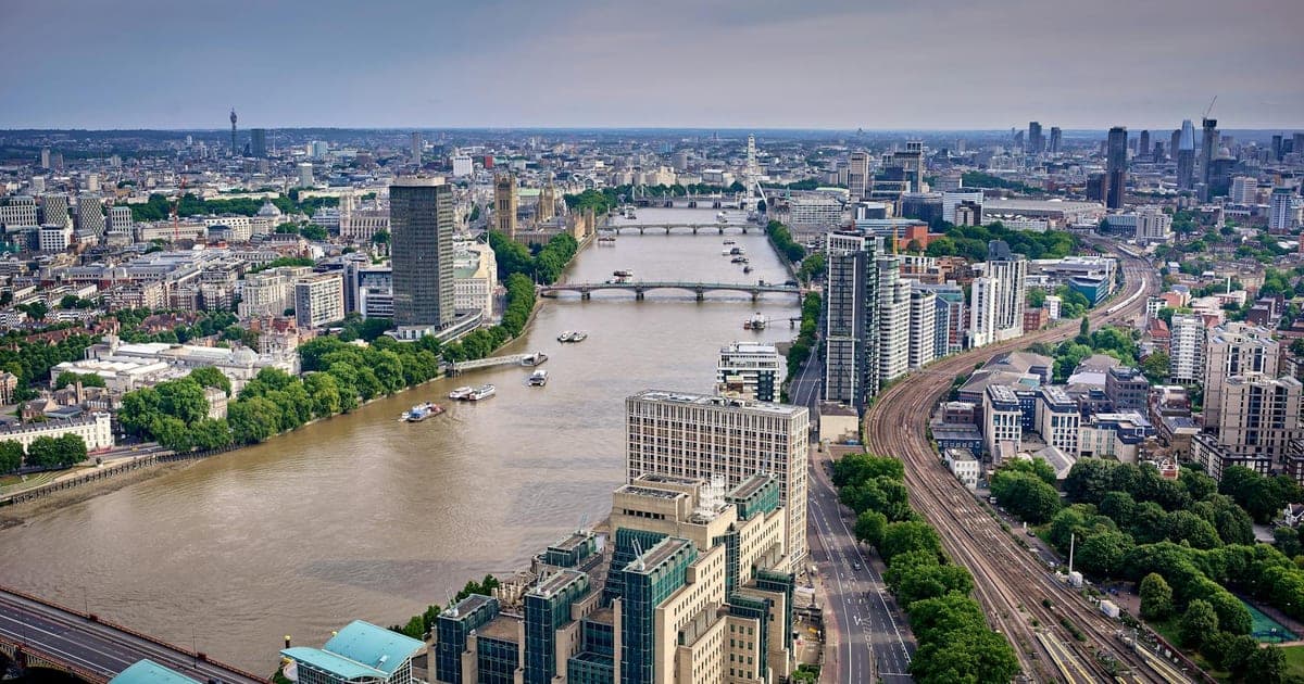 Big Ben e le Houses of Parliament lungo il Tamigi a Londra