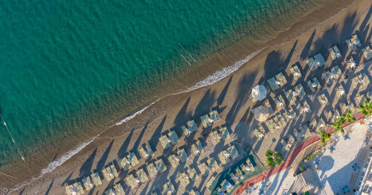 Cala rocosa en la costa del Salento con agua transparente por la mañana