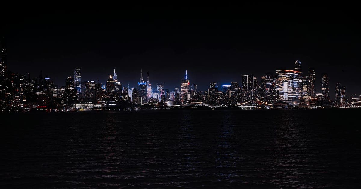 Skyline de Manhattan com o Empire State Building ao pôr do sol