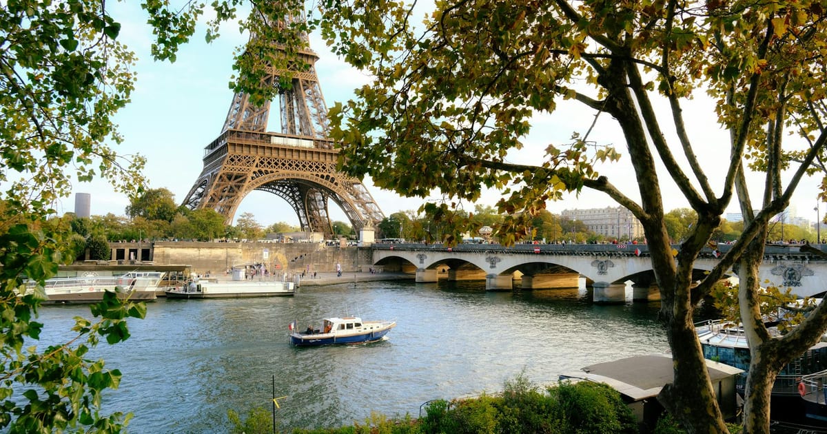 Vista della Torre Eiffel dal Trocadéro al tramonto con architettura parigina