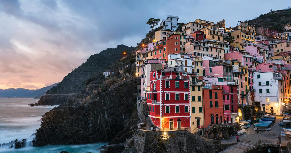 Strade colorate del centro storico in una città europea economica