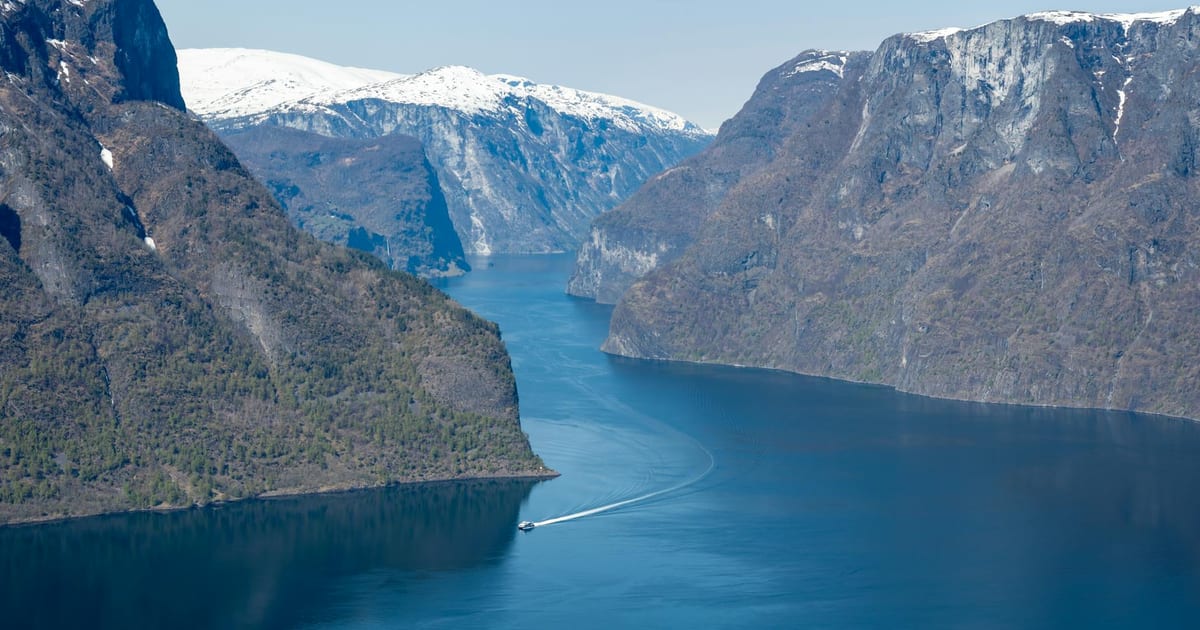 Paesaggio di un fiordo in Norvegia con acque blu e montagne verdi
