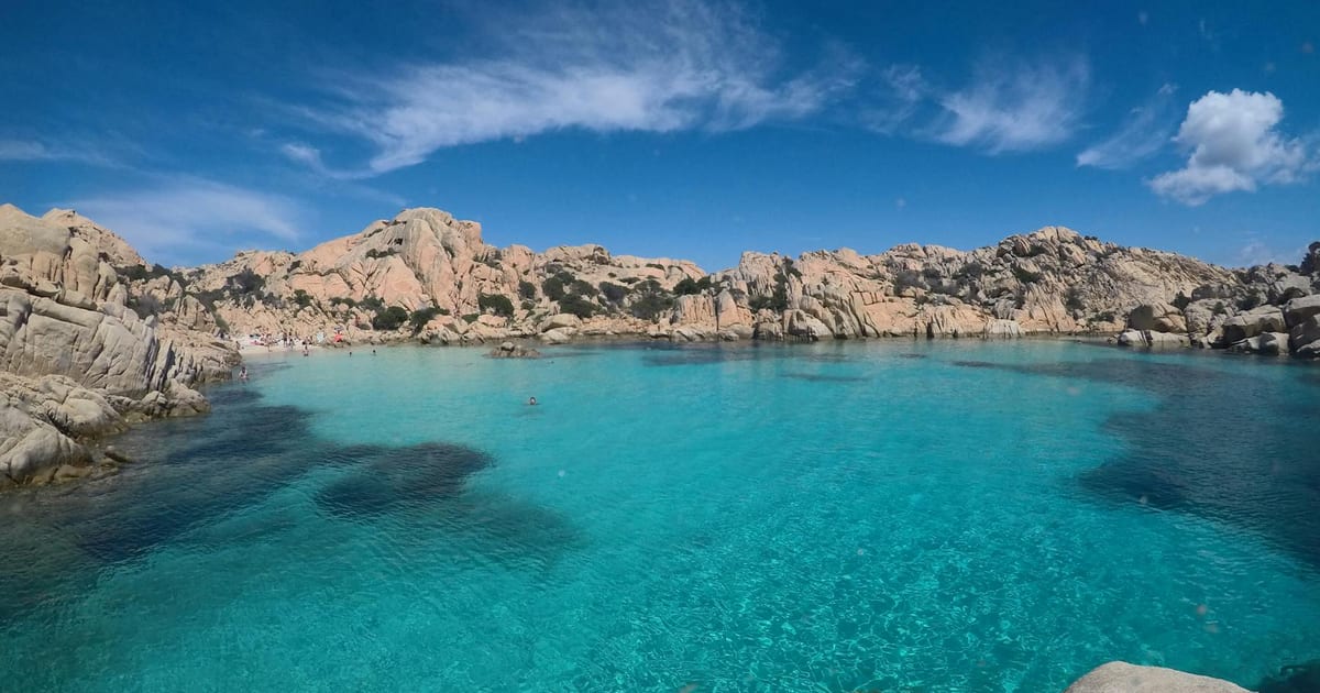 Cala Goloritzé en Cerdeña con agua turquesa y acantilados de piedra caliza