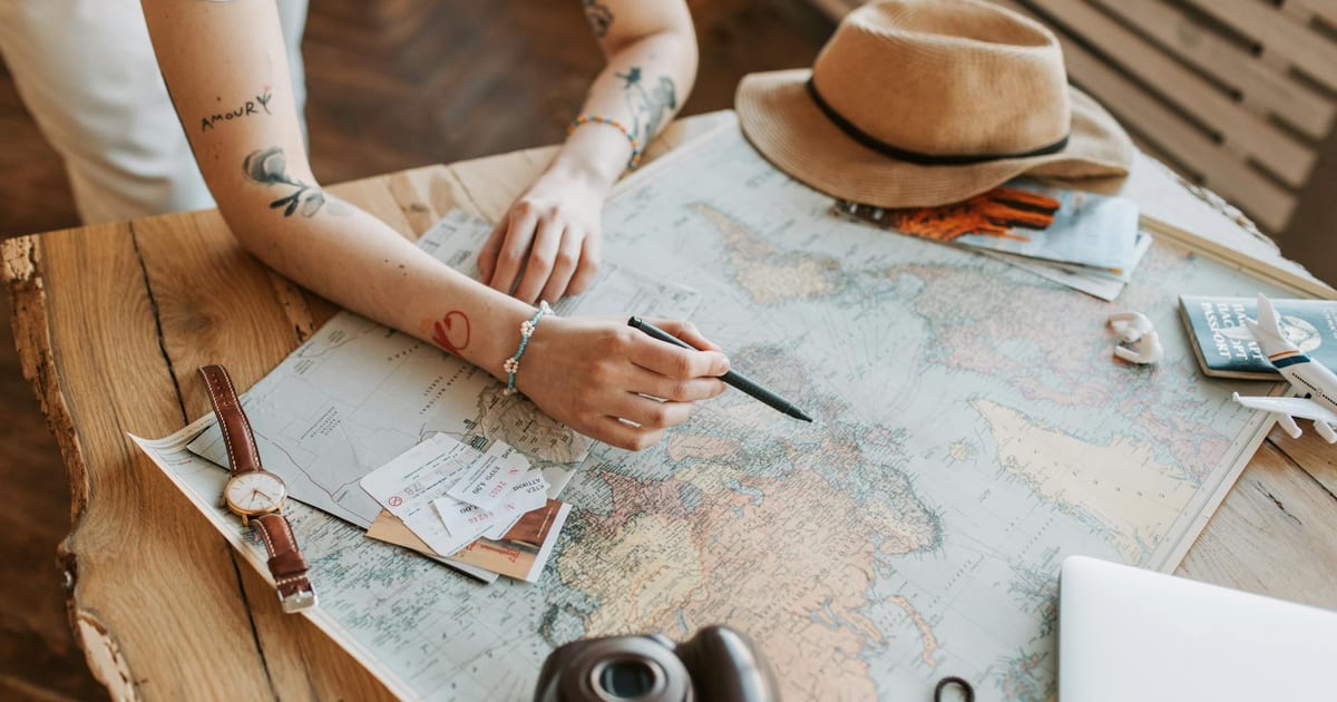 Smartphone che mostra un itinerario di viaggio generato da AI con mappa interattiva
