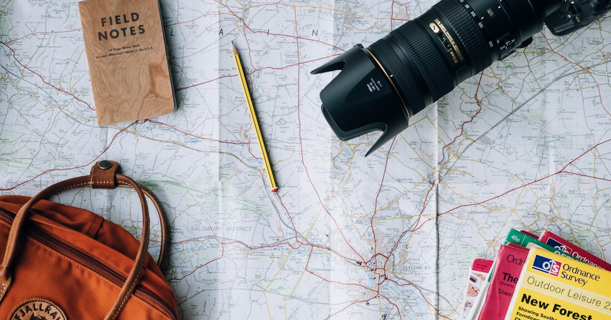 Persona usando una app de smartphone para generar un itinerario de viaje con sugerencias de AI en pantalla