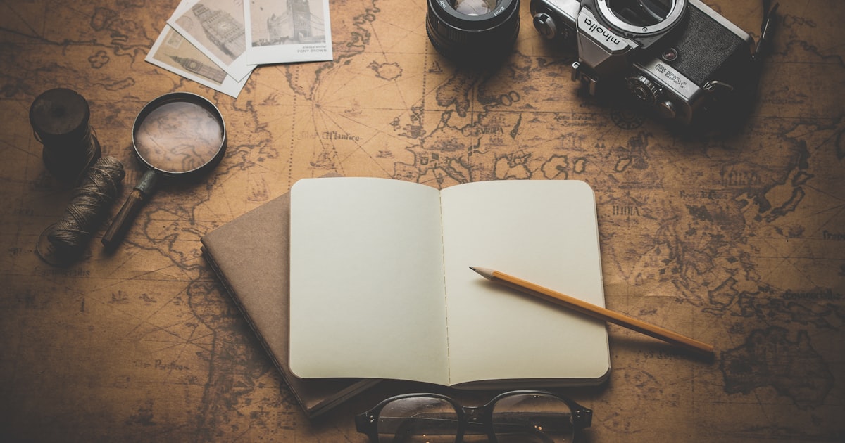 Viajero comprobando un itinerario impreso contra un mapa en un aeropuerto